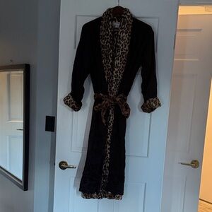 Giraffe at Home Black and Leopard Print Women's Robe